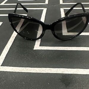 Elegant Black Cat-Eye Sunglasses